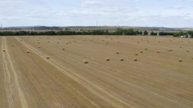 Saman yığınlarıyla kuru kırsal alan, havadan uçan insansız hava aracı.