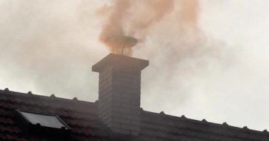 Kırsal evdeki çatı bacasından duman, yanan odun ve kömürden çıkan yoğun duman. Kötü ısıtma uygulamalarından kaynaklanan hava kirliliği Doğu Avrupa kırsallarında yaygındır.