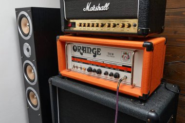 Budapeşte, Macaristan - 28 Ocak 2025: Orange TH30 gitar amplifikatörü, klasik İngiliz gitar amfisi hepsi bir stüdyoda, Marshall DSL 20 tüm tüp