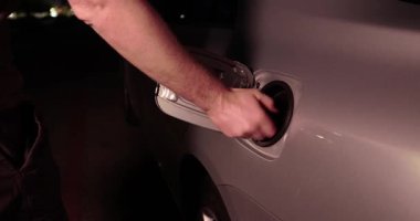 Geceleri benzin istasyonunda benzin ikmali yapmak, fosil yakıt.