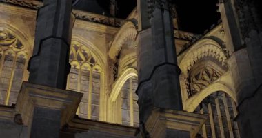 Çek Cumhuriyeti Kutna Hora 'daki Aziz Barbara Kilisesi' nin Gotik katedrali gece görüşü kamera hareketleriyle, kilisenin karanlık kuleleri
