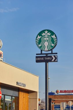 Budapeşte, Macaristan - 2 Ocak 2024: Market Central Ferihegy 'deki bir Starbucks kafenin logosu, Aralık 2023' te Macaristan 'da açılan ilk kafe.