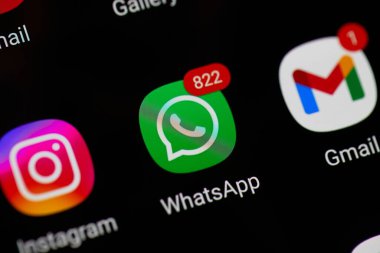 Budapeşte, Macaristan - 5 Haziran 2025: Whatsapp Messenger 'da okunmamış telefon konuşmaları, uygulama simgesi üzerinden yüzlerce okunmamış mesaj hakkında tebligatlar