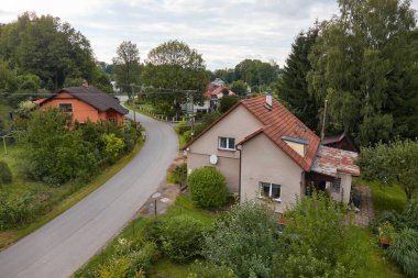 Çek Cumhuriyeti 'nde küçük bir köy caddesi, Ceska Trebova yakınlarında Rybnik, evler ve boş yol