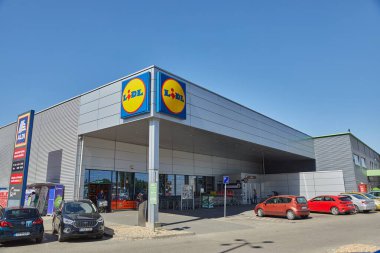 Budapeşte, Macaristan - 3 Temmuz 2025: Almanya merkezli uluslararası indirimli süpermarket zinciri Lidl süpermarketinin girişi ve imzası