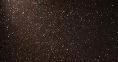 Geceleyin yağan kar güçlü bir yansıtıcı ışının ışığında