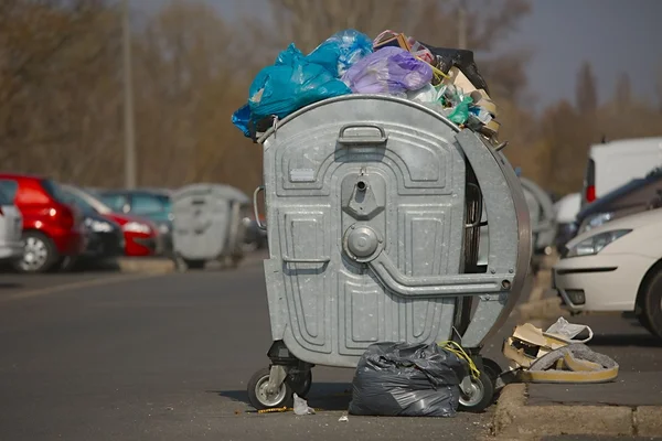 Garbage Containers Full, Overflowing — Stock Photo, Image