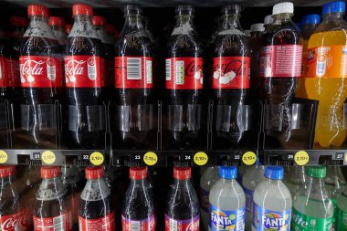 Bratislava, Slovakya - 16 Aralık 2025: Plastik PET şişelerinde çoğunlukla Coca-Cola olmak üzere bir istasyonda içecek satan otomat