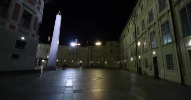 Prag St. Vitus Katedrali Gotik kilise binası. Şato bölgesinde baş döndürücü POV kamera hareketi.