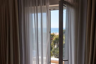Deniz manzaralı balkon kapısı açık yaz güneşli deniz kenarında, bazı perdeler