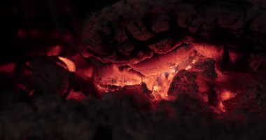 Şöminenin içinde kırmızıyla parlayan ateş.