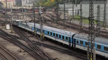 Prag, Çek Cumhuriyeti - 23 Ekim 2025: Prag ana istasyonuna gelen yolcu treni