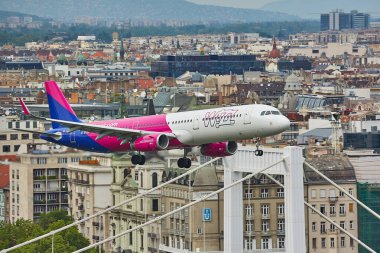 Budapeşte, Macaristan - 1 Mayıs 2016: Wizzair Airbus A321 Budapeşte üzerinden geçiyor, uçak alçaktan uçuyor