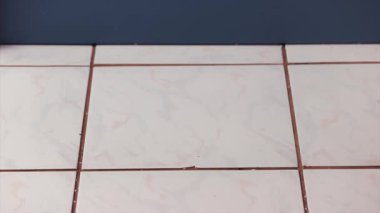 Mutfakta bir fincan kahvenin kırılması, sabahları kötü şans, sıcak içecek düşmesi, 240 FPS çekiminden yavaş çekim.