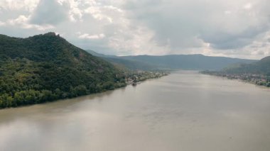 Macaristan 'da Tuna nehrinin kıvrımlarında insansız hava aracı manzarası, tepedeki Višegrad kalesi, tepe manzarası.