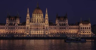 Budapeşte parlamentosu akşam karanlığında Tuna nehri üzerinde gezintiye çıkıyor.