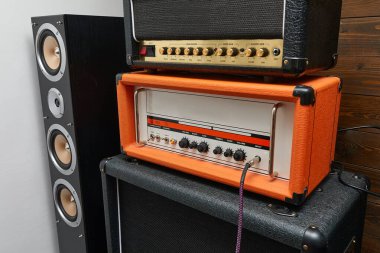 Bir stüdyo ortamında gitar yükselticileri