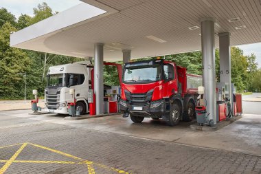 Araçları ve kamyonları doldurmak için yakıt istasyonu. Büyük kamyonlar dizel yakıt için durdu.