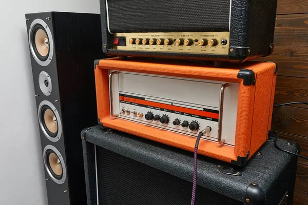 Bir stüdyo ortamında gitar yükselticileri