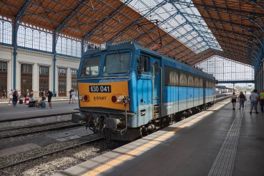 Budapeşte, Macaristan - 30 Haziran 2024: Budapeşte 'deki Nyugati Tren İstasyonu' nda Macar Elektrik lokomotifleri. Macaristan 'da Ganz tarafından üretilen V43 ve V63 modelleri MAV demiryolu ağının belkemiğidir.