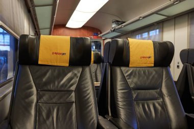 Pardubice, Çek Cumhuriyeti - 2 Haziran 2025: Tren yolculuğu penceresi manzarası ve Çek özel demiryolu şirketi Regiojet ile ücretsiz tren yolculuğu.