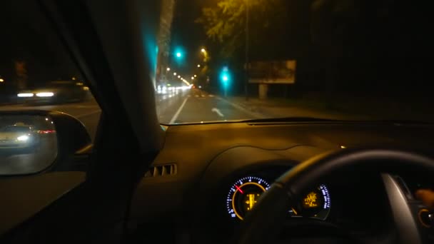 Besturen van een auto in de nacht — Stockvideo