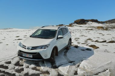 Arazi üzerinde Toyota Rav4