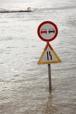 Trafik işaretleri ile sular altında sokak