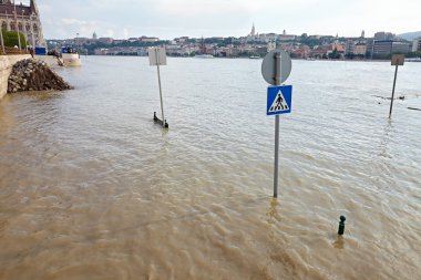 Cadde görünümü sular altında
