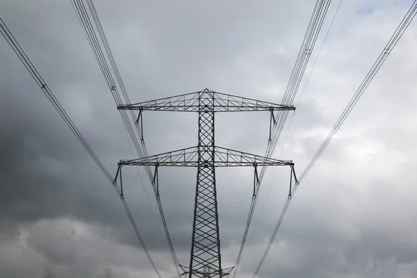 Elektrische leidingen hierboven — Stockfoto