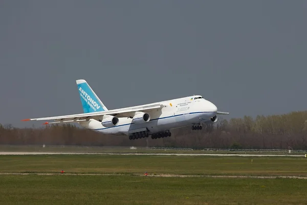 An-124 hebt ab — Stockfoto