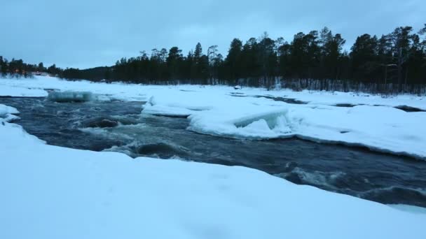 Winter-Flusslauf — Stockvideo