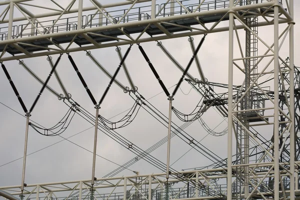 Elektrische leidingen hierboven — Stockfoto
