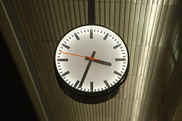 Orologio in una stazione — Foto Stock