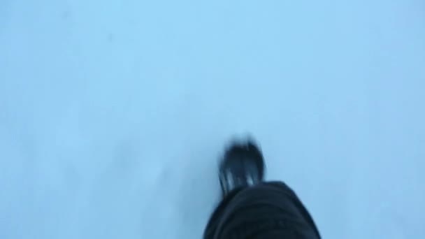 Voetstappen in de sneeuw — Stockvideo