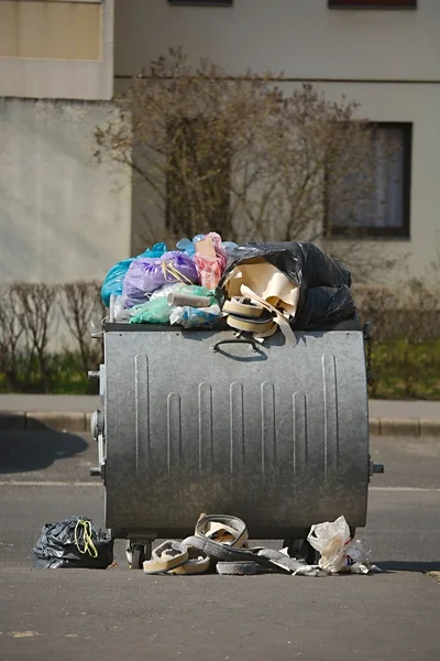 Contenedores de basura llenos, desbordantes —  Fotos de Stock