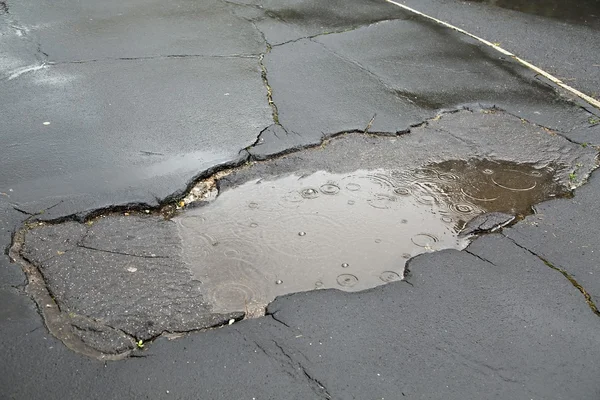 雨の中で甌穴 — ストック写真