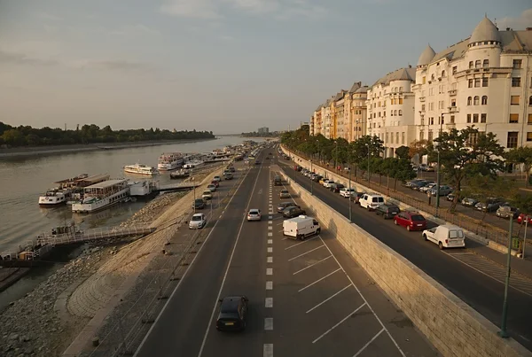 Strada urbană lângă râu — Fotografie, imagine de stoc