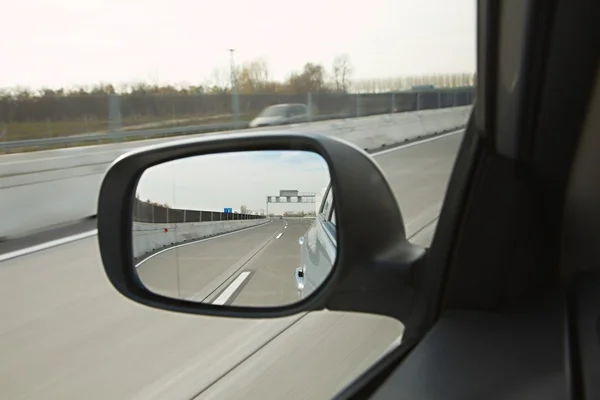 Καθρέφτη ενός αυτοκινήτου — Φωτογραφία Αρχείου