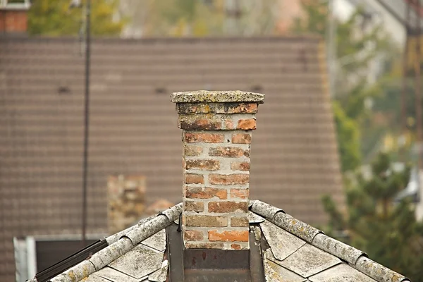 Chimenea en un techo —  Fotos de Stock