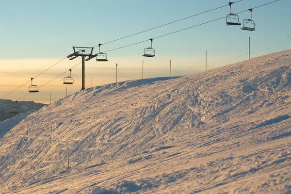 Wyciąg narciarski w zachód słońca — Zdjęcie stockowe