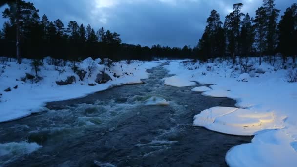 Winter rivier stroomt — Stockvideo