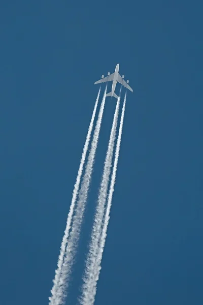 Flygplan på marschhöjd — Stockfoto