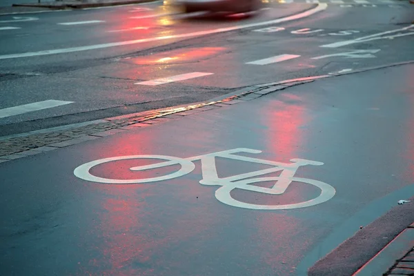 雨の中自転車レーン — ストック写真
