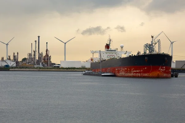 Öltanker im Hafen — Stockfoto