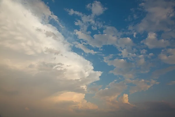 Nuvens no céu — Fotografia de Stock