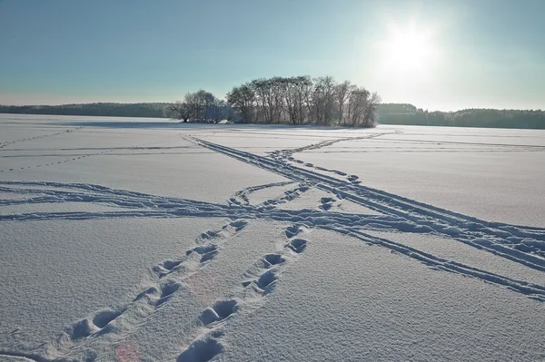 Winterlandschap, bevroren meer — Stockfoto