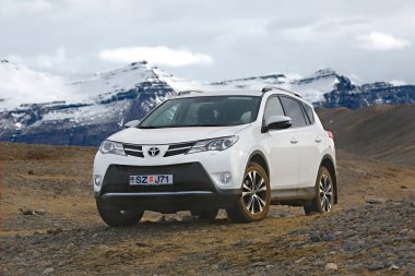 Arazi üzerinde Toyota Rav4