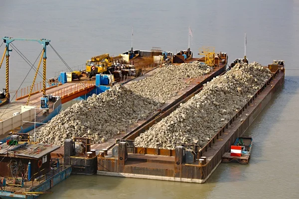 Barcaças com material de construção — Fotografia de Stock