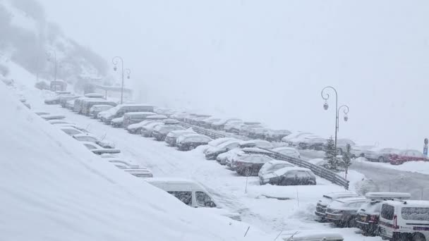 Aparcamiento de invierno en nieve — Vídeos de Stock